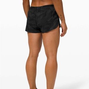 Lululemon Hotty Hot 2.5 inch size 6 black camo